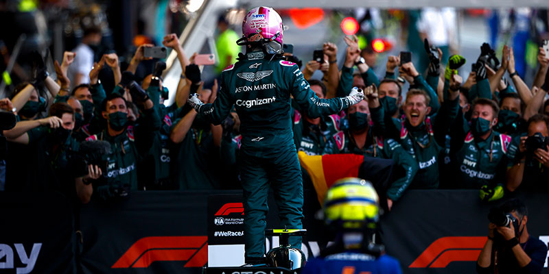 Gran victoria de ‘Checo’ Pérez en Bakú, su primera con Red Bull