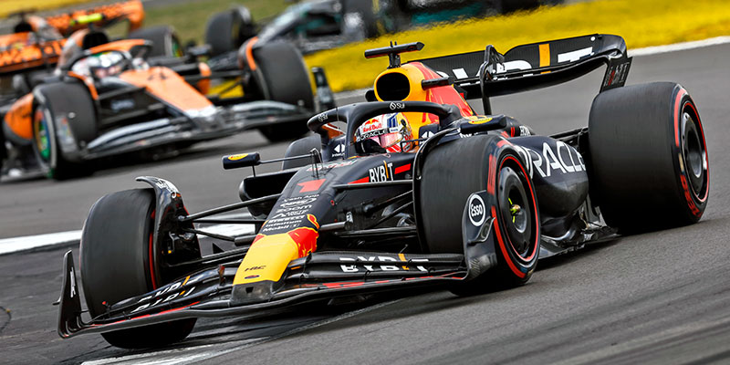 Verstappen gana en Silverstone