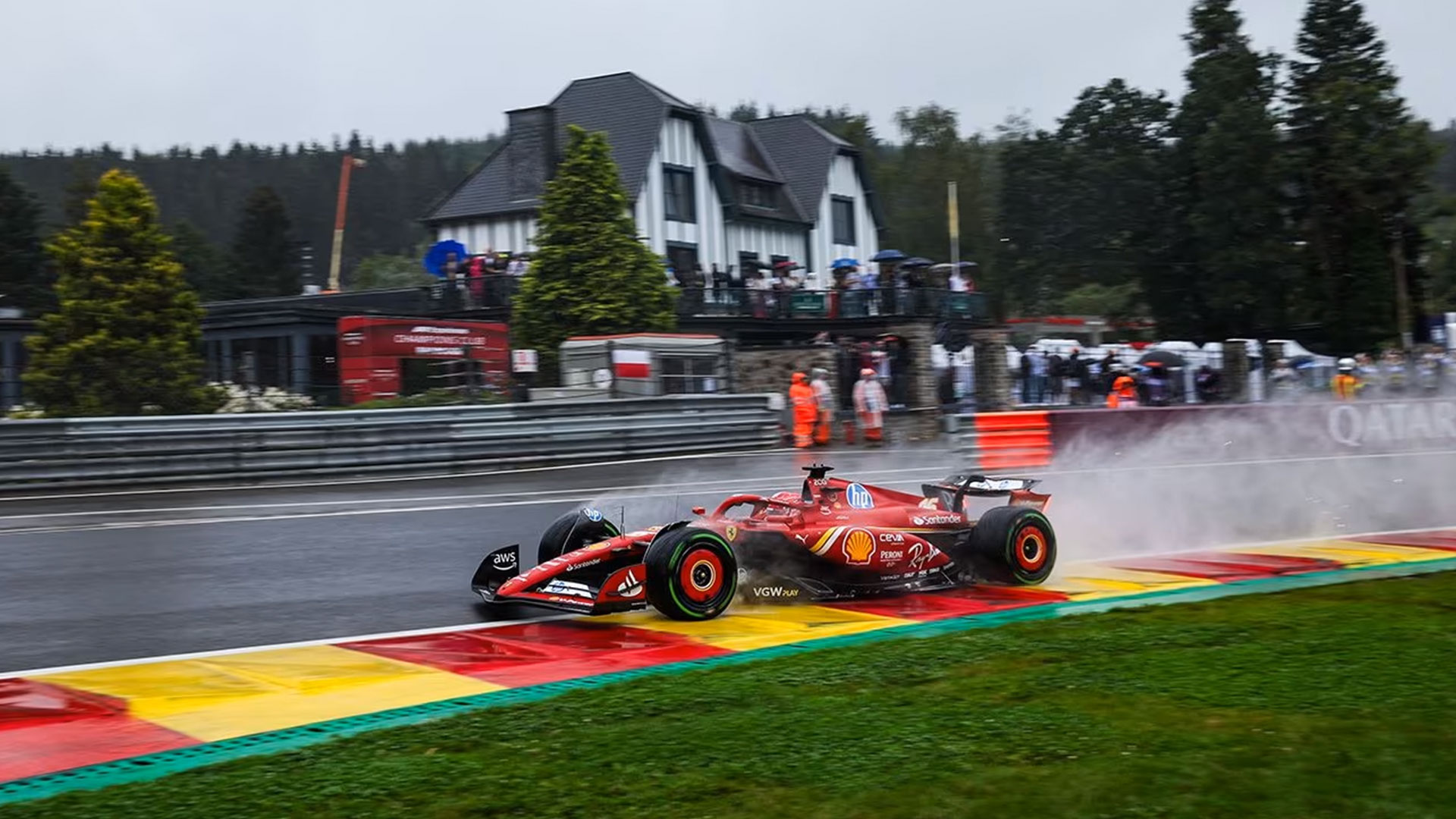 Pole para Leclerc tras la sanción de Verstappen.